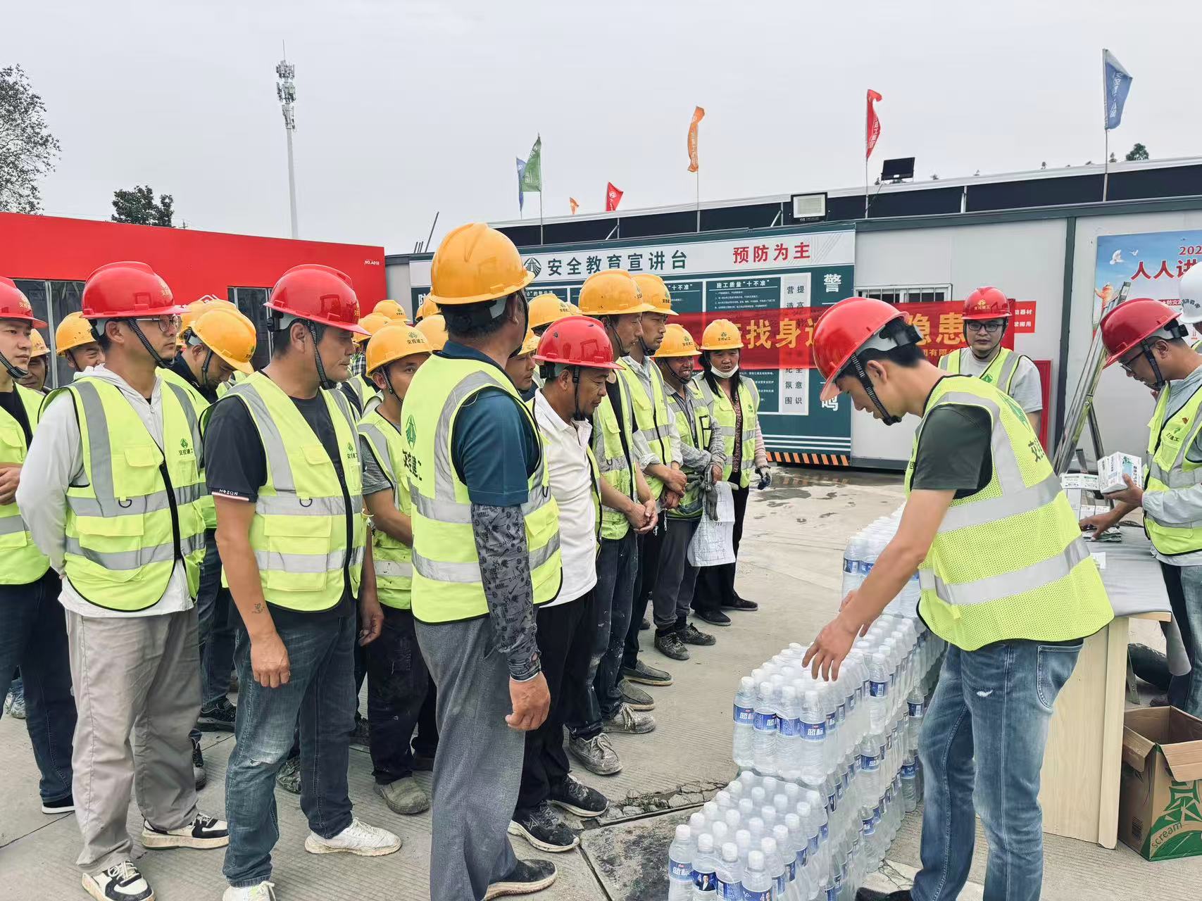 情系一線送清涼 關(guān)懷慰問暖人心丨交控建工集團(tuán)所屬項(xiàng)目開展“夏日送清涼”活動